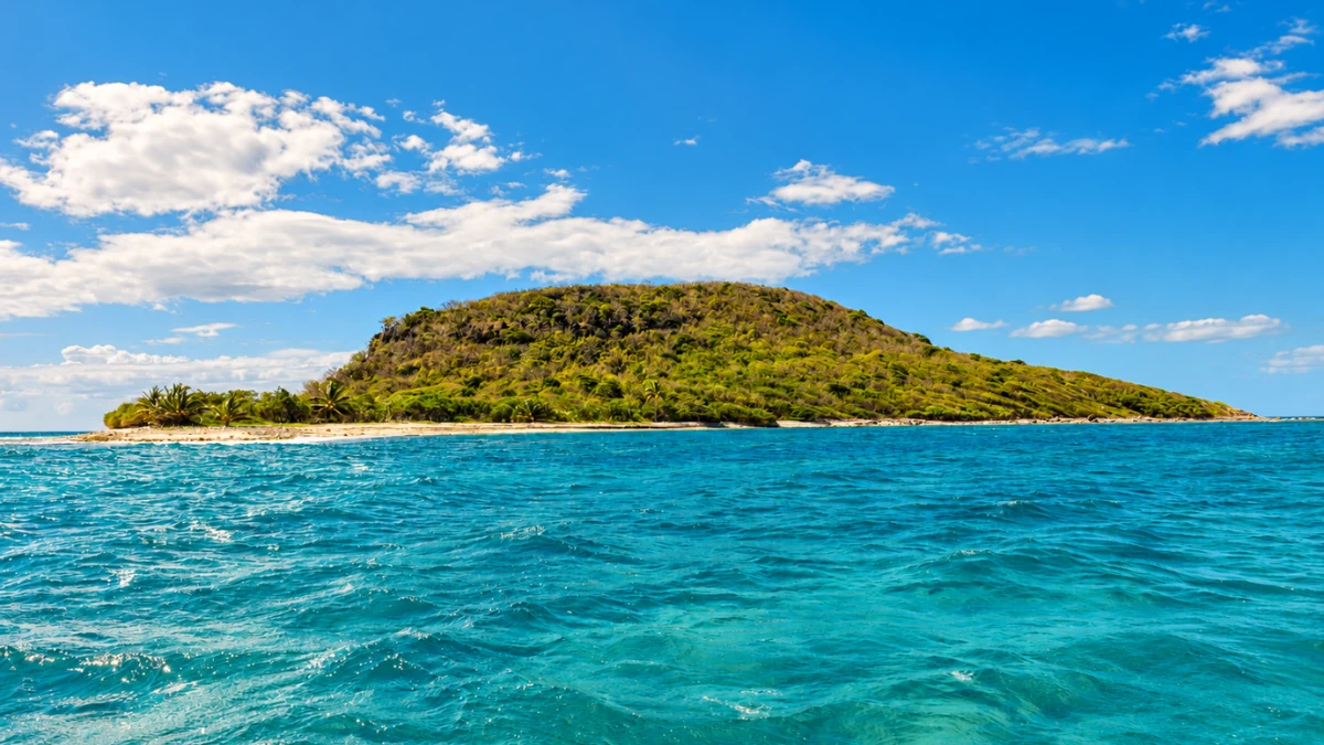 Crique isolée et plage de sable accessible en bateau avec Tropical Vibes